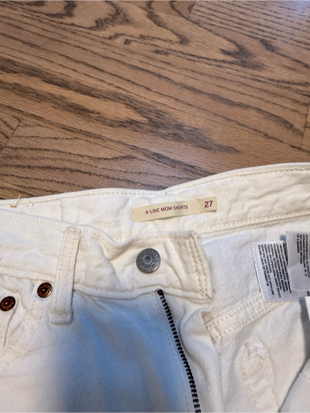 Levi’s White Women’s Denim Shorts - Picture 4 of 4